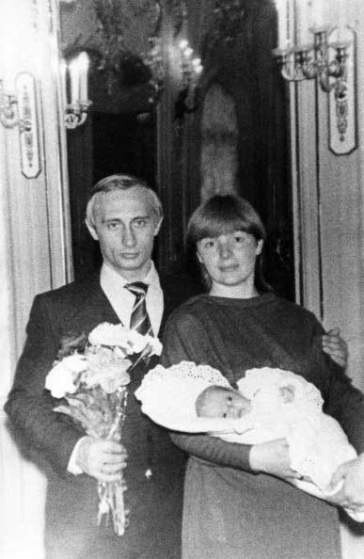 Путин с бывшей женой Людмилой и дочерью Машей (1985)