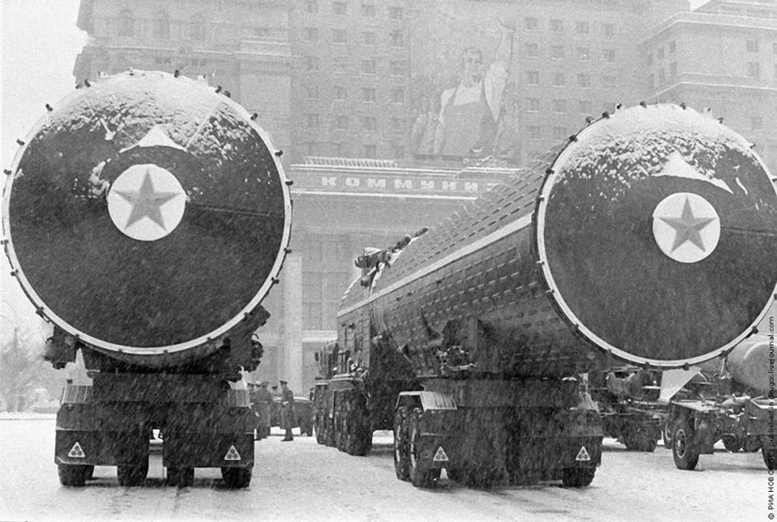Ракетная техника перед парадом на Красной площади 7 ноября 1970 года.