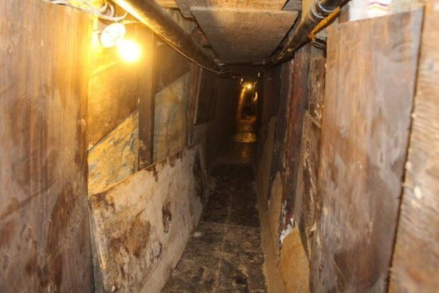 В шкафу сделали вход в подземный тоннель, ведущий в США