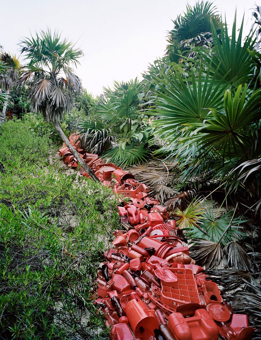 Инсталляции из мусора, вымытого на берега Мексики