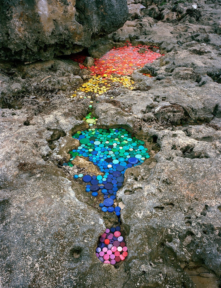 Инсталляции из мусора, вымытого на берега Мексики