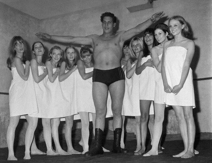 19-летний Андре Гигант на парижском модном шоу, 1966