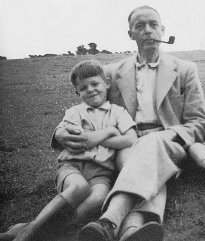 8-летний Пол Маккартни вместе со своим отцом, 1950