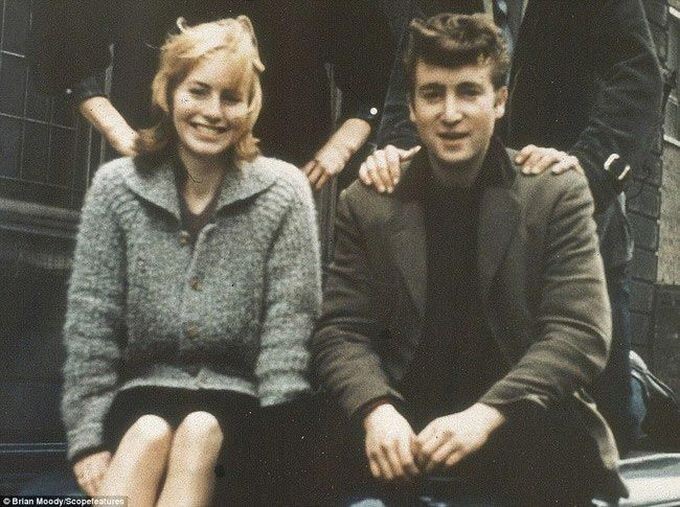 17-летний Джон Леннон с его тогдашней подругой и будущей женой Синтией, 1957