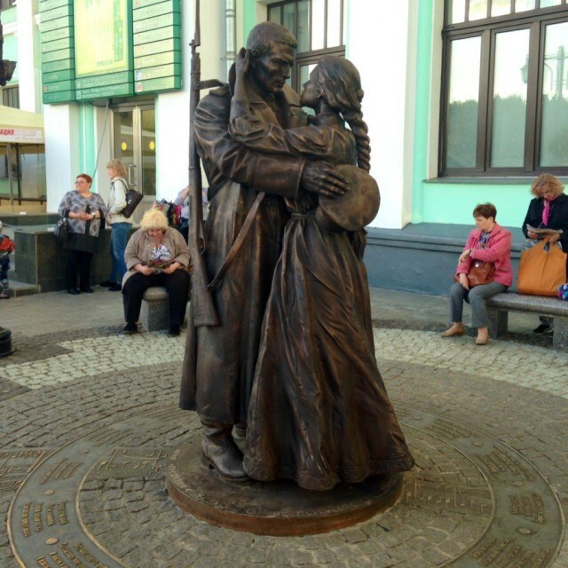  Памятник «Прощание славянки» на Белорусском вокзале в Москве