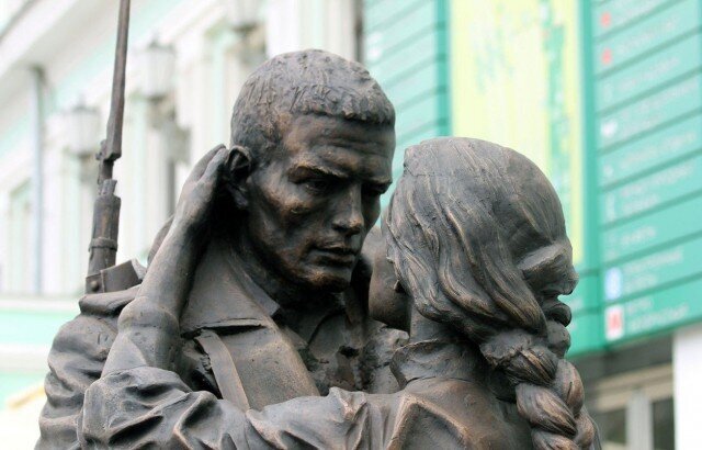  Памятник «Прощание славянки» на Белорусском вокзале в Москве