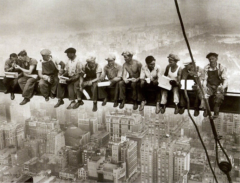 “Lunchtime atop a Skyscraper” (Обед на вершине небоскреба) 
