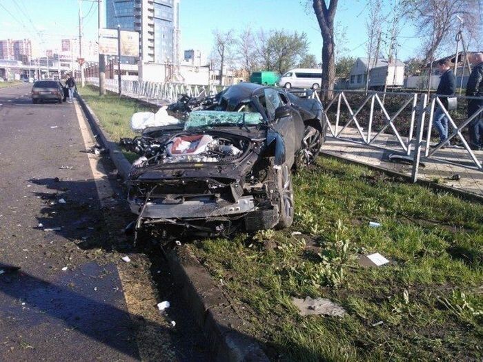 Футболист сборной России разбил свой Nissan GT-R