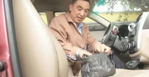 Китайский таксист вернул мешок золота забытый в такси!