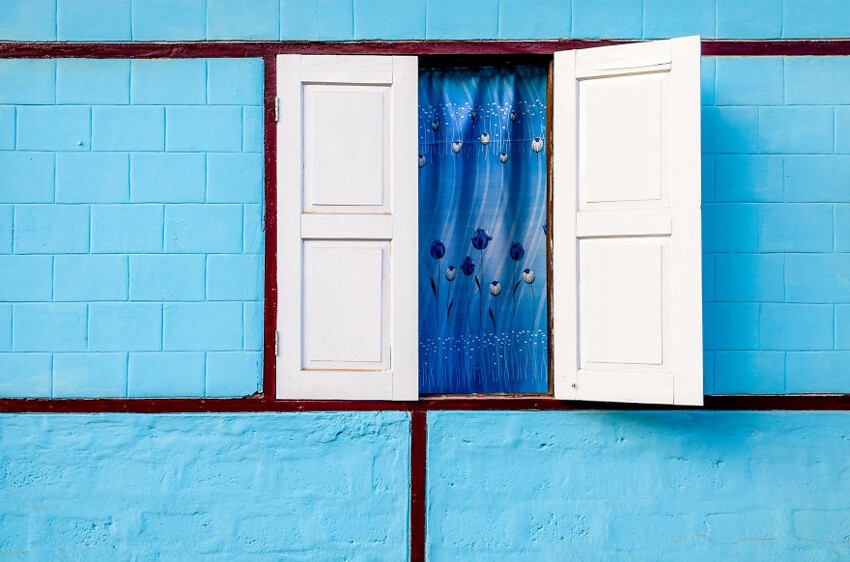 Окно в городе Кало
