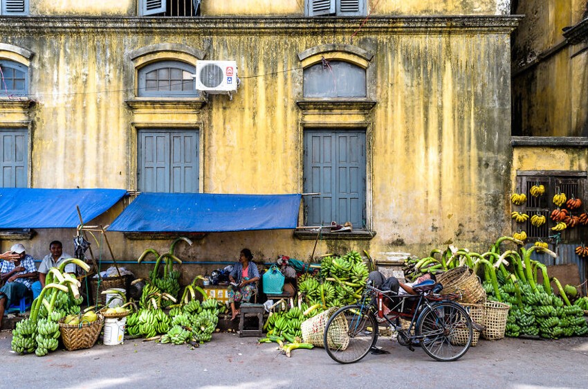 Торговцы бананов в Янгоне 