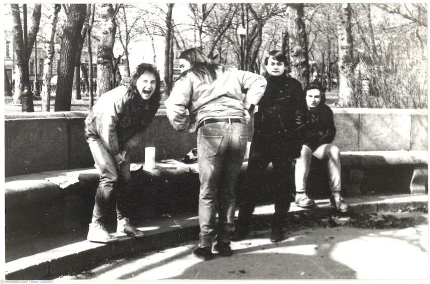  Автор фото пишет: "Я и мои друзья пьём разливное пиво в сквере у Трубной Площади"