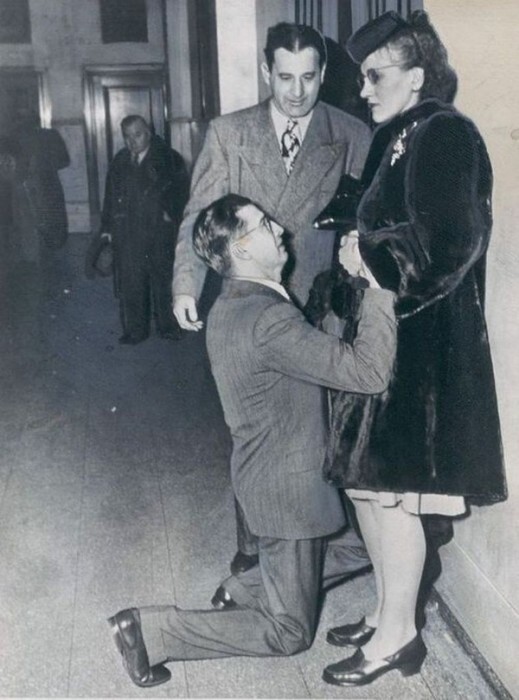 1948 год. Суд по разводам в США. Мужчина просит жену простить его