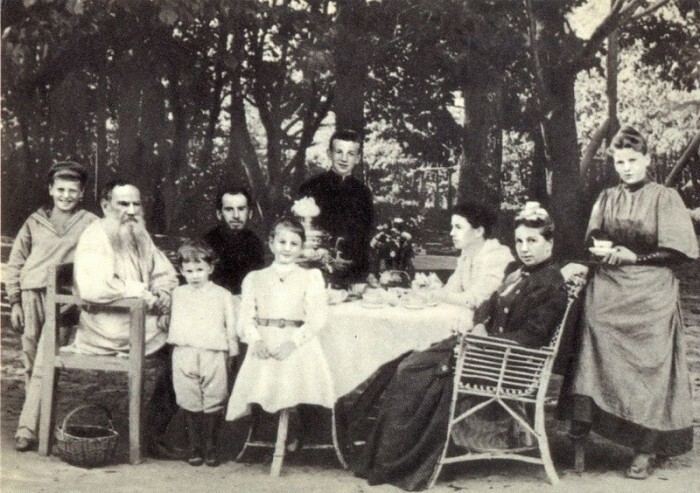 Толстой с семьей за чайным столом в парке