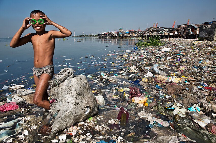 7. Ежедневно этот мальчик собирает пластиковый мусор, чтобы сдать его за 35 центов за кг и помочь своей семье