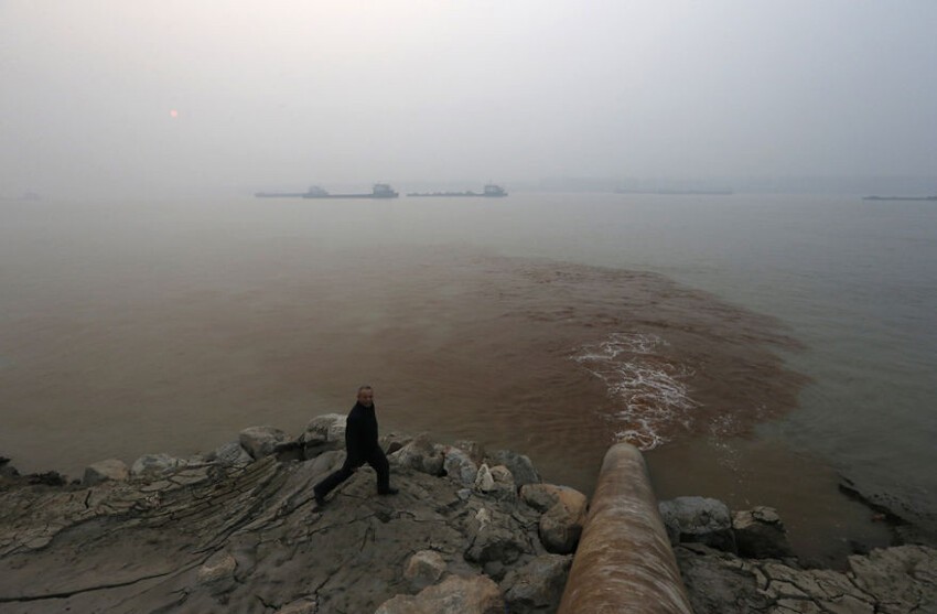 35.Отходы, сбрасываемые в воды реки Янцзы, Китай