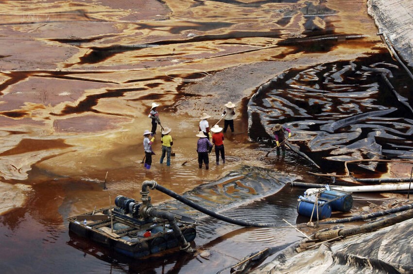 37. Рабочие пытаются очистить водный объект от нефтяного разлива, провинция Фуцзянь, Китай