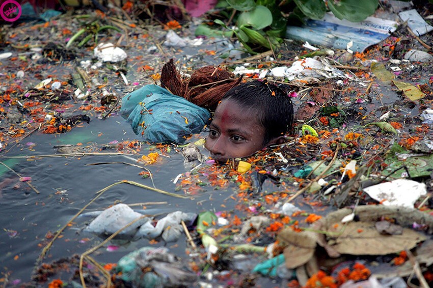 10. Мальчик, плавающий в загрязненном водоеме, Индия 