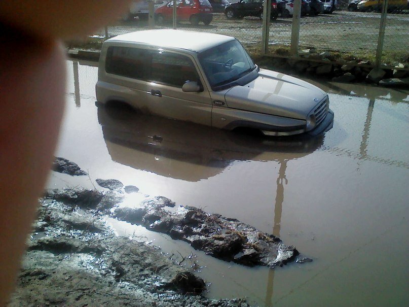 В омской луже тонут автомобили