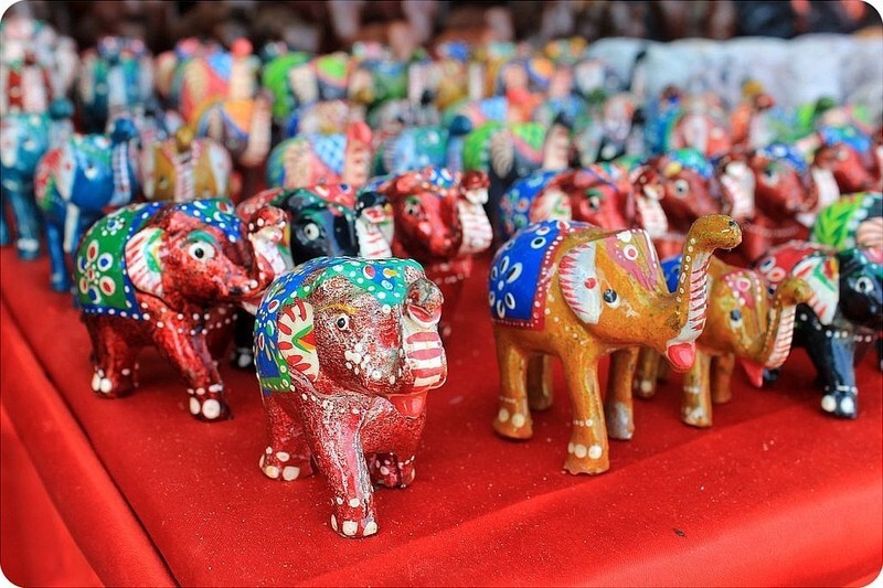 17. Расписные статуэтки слонов из Индии