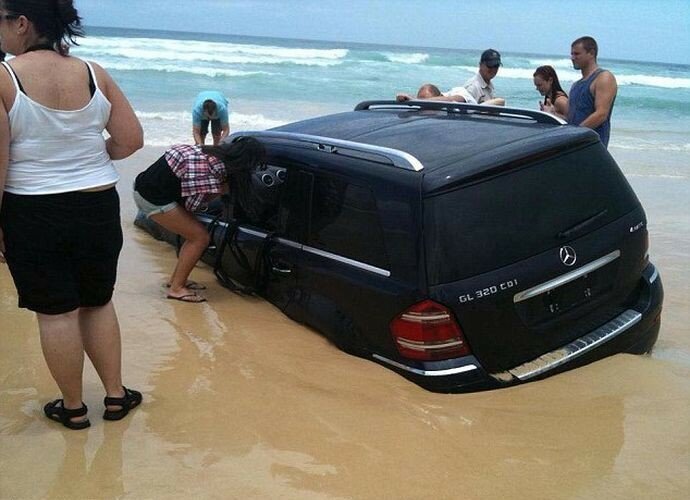 Владелец припарковал свой Mercedes на побережье