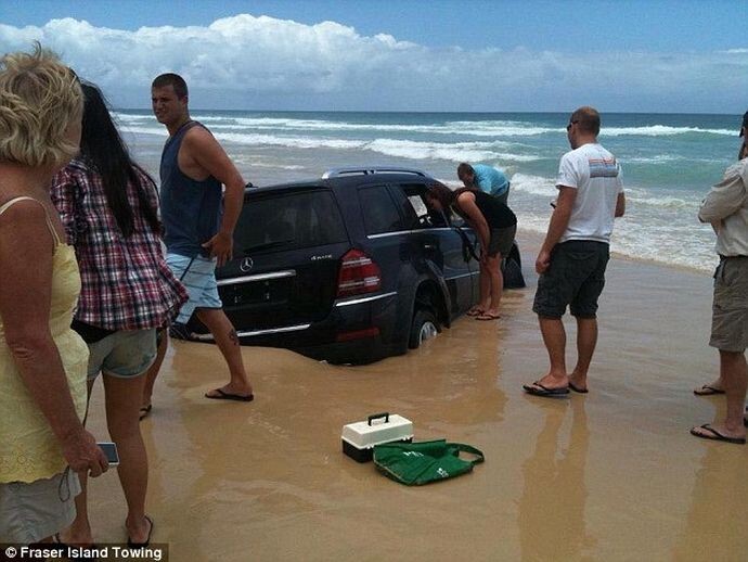 Владелец припарковал свой Mercedes на побережье