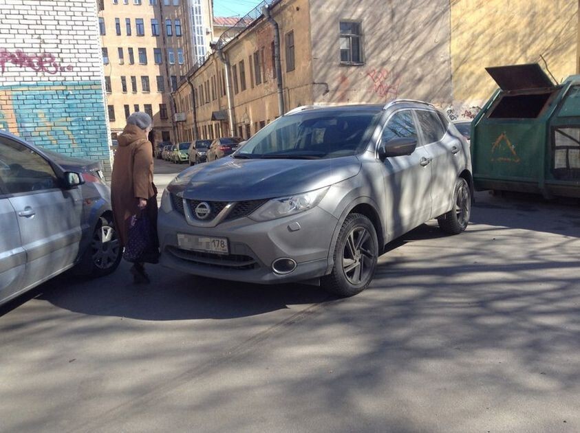 В этом месте машину можно было поставить кучей других способов, но этот  выбрал самый идиотский!