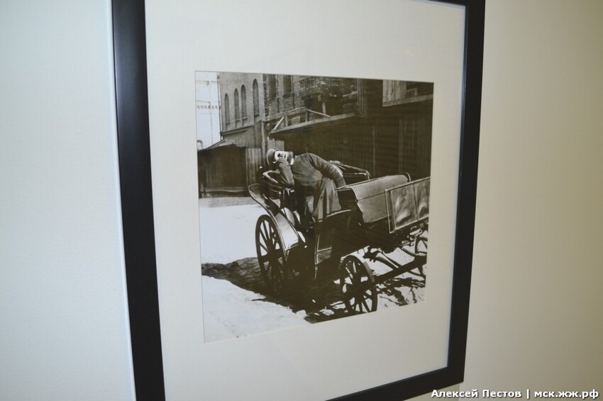 1. Большая часть экспозиции - это старые фотографии города. Так, к примеру спали извозчики, которых общественный транспорт и вытеснил.