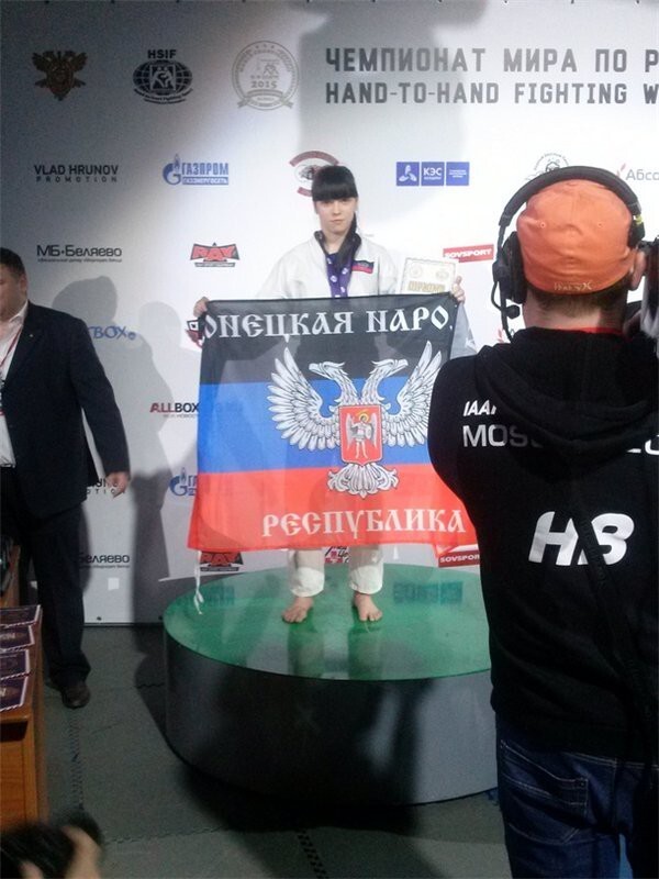 Украинская спортсменка вышла к пьедесталу почета с флагом ДНР