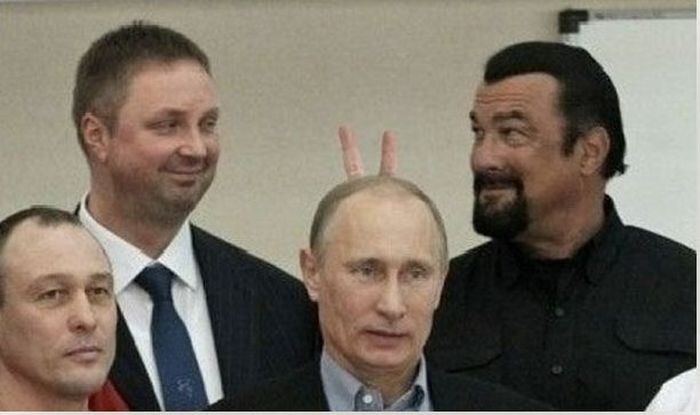 Стивен Сигал ставит рожки Путину 