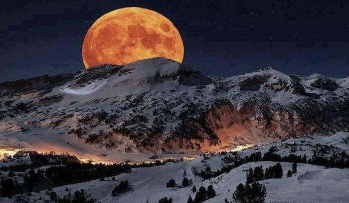 Вот фото восхода луны в национальном парке Секвойа в Калифорнии 