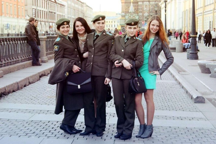  Лица девушек из Российской армии 