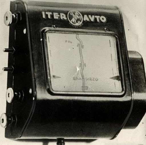 9. Навигатор образца 1932 с прокручивающейся картой, скорость прокрутки зависит от скорости автомобиля