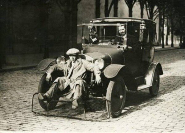 11. Автомобиль с лопатой для пешеходов, для сокращения числа жертв (Париж, 1924)