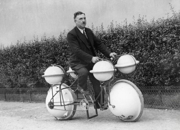 5. Велосипед-амфибия, можно кататься и по земле и по воде, максимальная "грузоподъемность" на воде 120 кг (Франция, 1932)