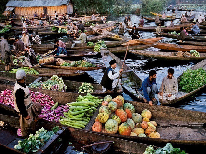2. Плавучий рынок на озере Дал в Сринагаре, Индия