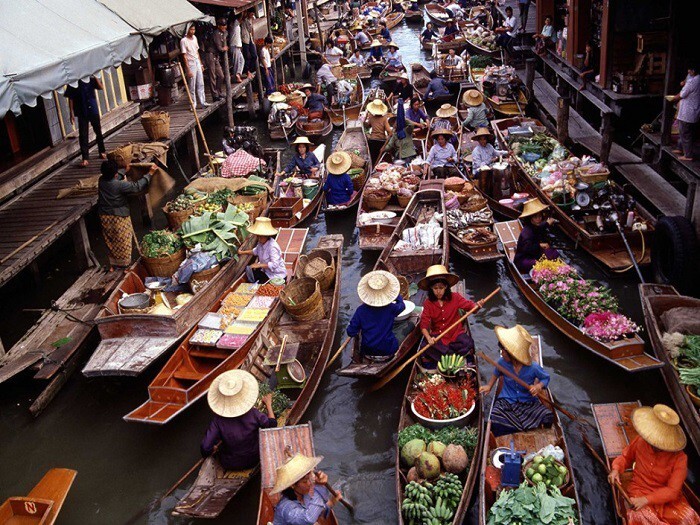6. Активное движение на рынке Тон Хем в Дамноен Садуак