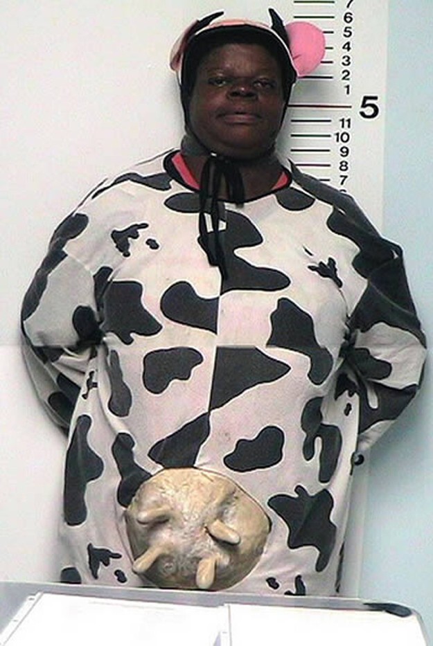 5. Этот мужчина в костюме коровы