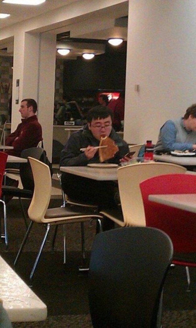 15. Этот паренек, который ест пиццу палочками