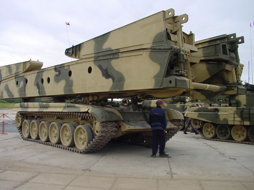 10. Танковый мостоукладчик МТУ-72.
