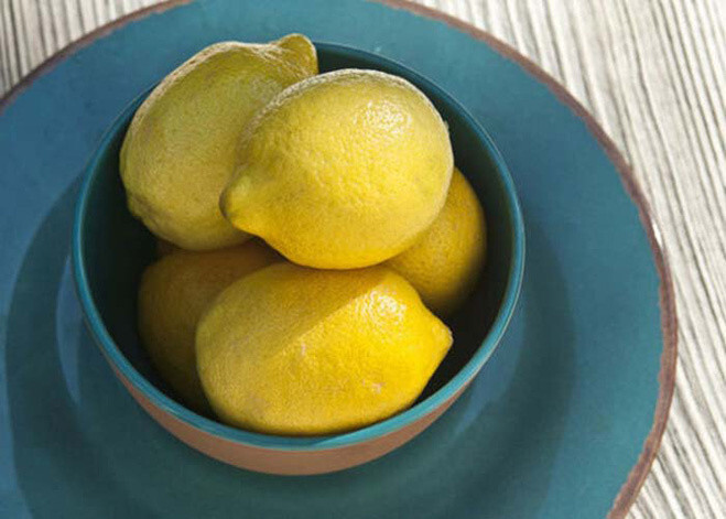 5. Проткни лимон зубочисткой и слегка надави на него