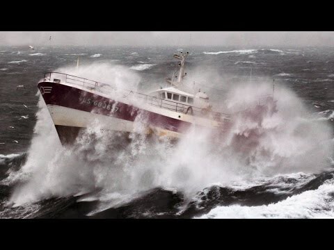 Корабль борется со штормом 