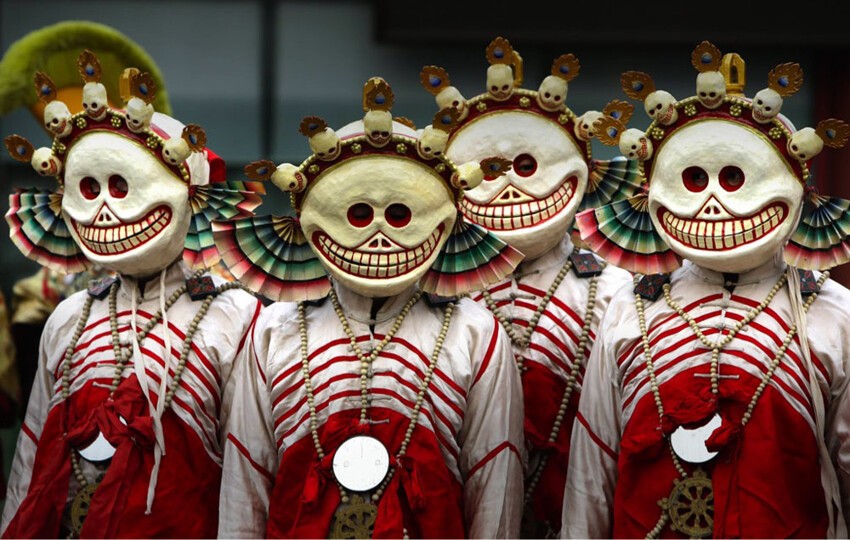 "Белые демоны" на праздничной церемонии в честь Лосара — Тибетского Нового года.