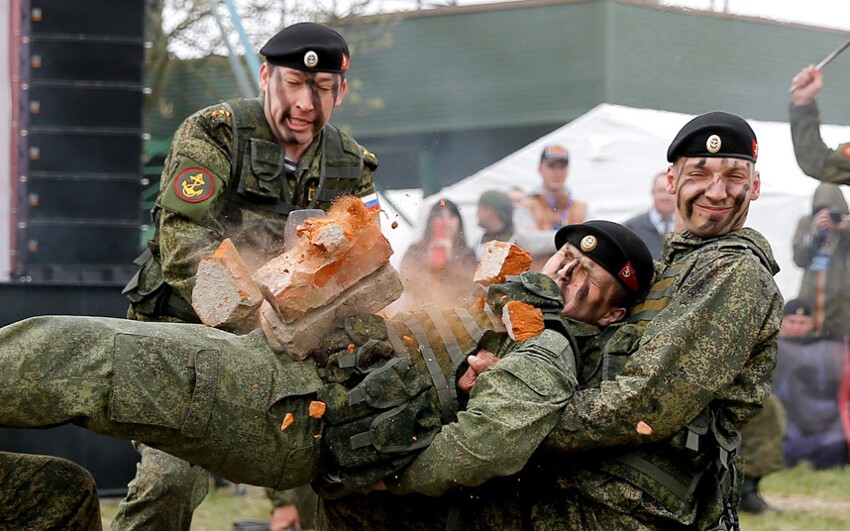 На полигоне "Хмелевка" в Калининградской области при поддержке Минобороны России проходят военно-спортивные игры "Гонки героев"