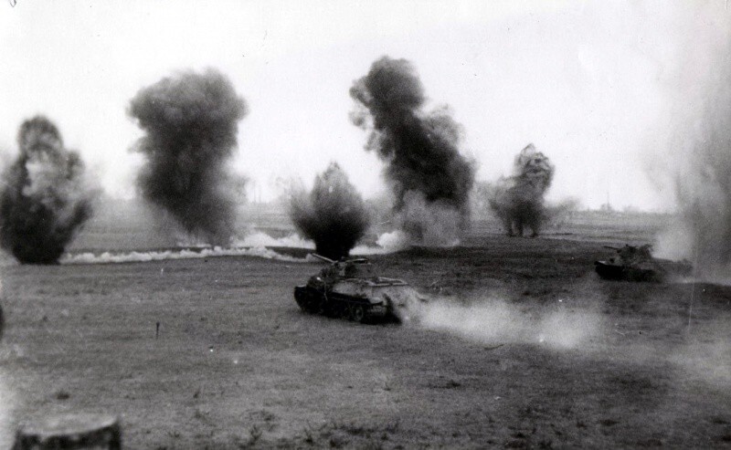 Атака советских танков Т-34. Перед танками заградительный артиллерийский огонь.