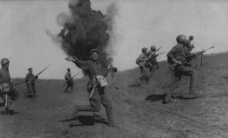 Атака стрелковых частей (пехоты) Красной армии в районе Сталинграда. В центре неизвестный командир с пистолетом пулеметом ППШ-41.