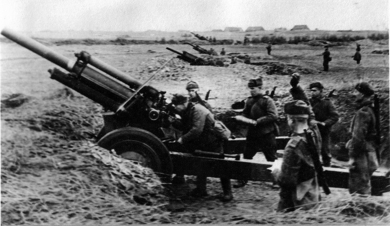 Батарея советских 122-мм гаубиц M-30 ведет огонь по Берлину.