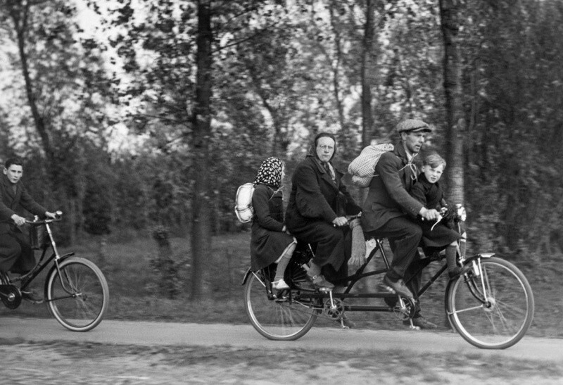 Бельгийская семья на велосипеде-тандеме спасается от наступающих немецких войск, пытаясь добраться до Франции.