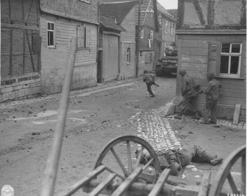 Бои в Западной Германии. Американские солдаты, лишившись одного бойца, пытаются пересечь улицу.