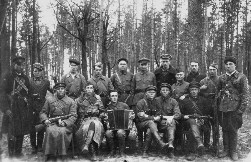 Бойцы партизанского отряда «Червоный» в Хинельских лесах.